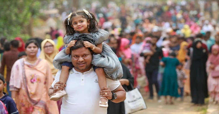 বাবার কাঁধে চড়ে নানা প্রজাতির প্রাণী দেখছে শিশুটি
