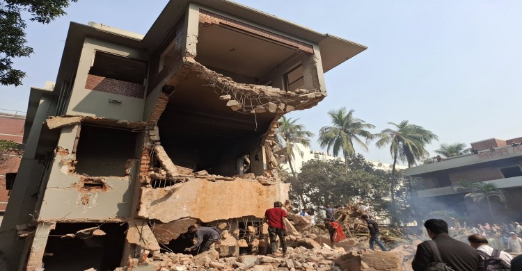 ছবিতে ধানমন্ডি ৩২-এ বাড়ি ভাঙা
