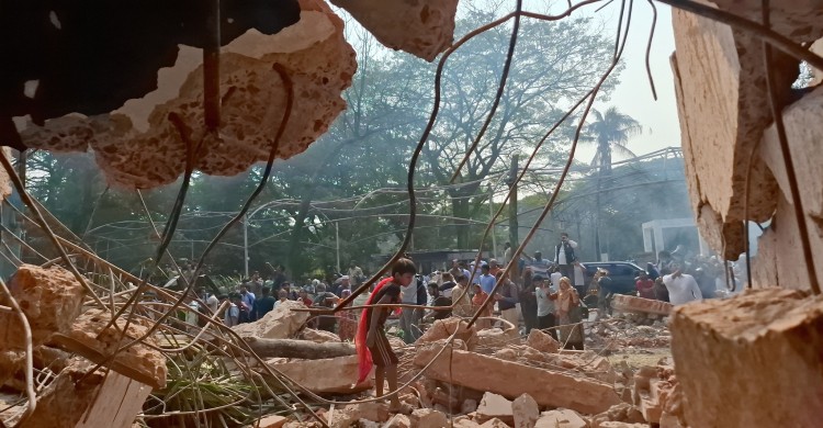 ছবিতে ধানমন্ডি ৩২-এ বাড়ি ভাঙা