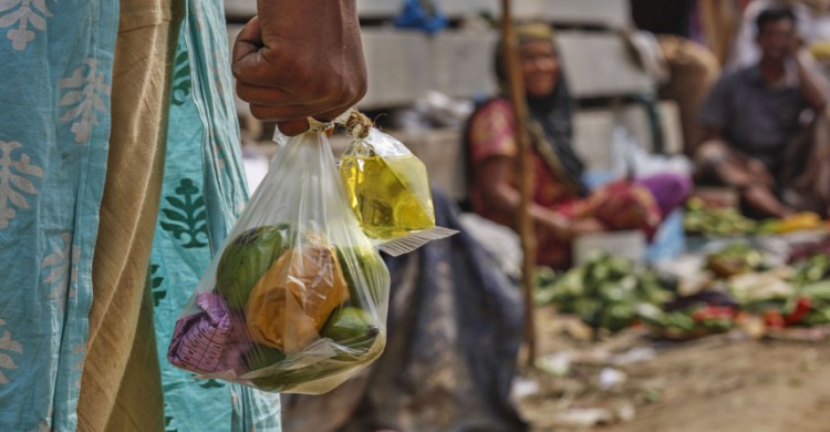 বাড়তি খরচে বিপর্যস্ত নিম্নআয়ের মানুষের সংসার